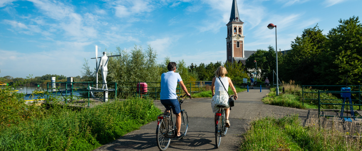 Fietsers in Sint-Amands ©MieDeBacker